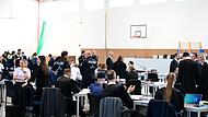Ein Blick in die John F. Kennedy-Sporthalle mit Basketballkörben und Sprossenwänden.