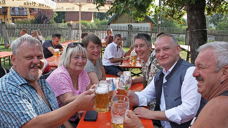 Auch Kreisbrandrat Oliver Flake (2. v. r.) feiert beim Bürgerfest in Gößweinstein mit.Bürgerfest Gößweinstein