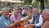 Auch Kreisbrandrat Oliver Flake (2. v. r.) feiert beim Bürgerfest in Gößweinstein mit.Bürgerfest Gößweinstein