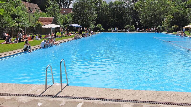 Eine Besonderheit des Gräfenberger Bads im Vergleich zu anderen Freibädern sind die 50 Meter-Bahnen. Eine Besonderheit des Gräfenberger Bads im Vergleich zu anderen Freibädern sind die 50 Meter-Bahnen.