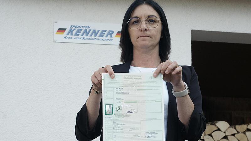 Mehr als der Fahrzeugbrief ist Kerstin Kohlhepp von der Spedition Kenner in Rupboden vom verschwundenen Lkw samt Ladung nicht geblieben. Mehr als der Fahrzeugbrief ist Kerstin Kohlhepp von der Spedition Kenner in Rupboden vom verschwundenen Lkw samt Ladung nicht geblieben.