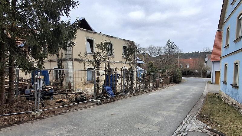 So sieht die Stra&szlig;e vor dem alten Haus mit der Nummer Oberwinterbach 14 seit Freitagmittag aus. Der Weg ist wieder frei.
