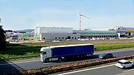 Von der A 73 aus ist die im Bau begriffene Edeka-Frischemanufaktur bei Hirschaid schon deutlich zu erkennen.