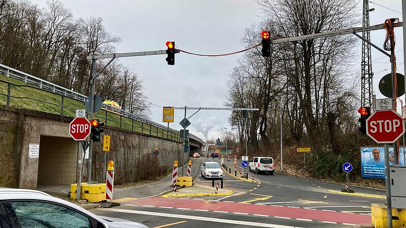 Abfahrt von der Coburger Stadtautobahn in die Callenberger Straße: Aufgrund von Bauarbeiten war diese Ampelanlage errichtet worden.