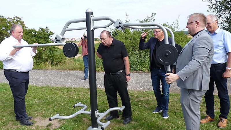 Walter Nussel, CSU-Landtagsabegeordneter, Pfarrer Jens Arnold, Bürgermeister Karsten Fischkal, Pfarrer Thomas Ringer und stellvertretender Landrat Martin Oberle (von links) nehmen eines der Übungsgeräte für Rolli-Fahrer in Adelsdorf in Augenschein. Walter Nussel, CSU-Landtagsabegeordneter, Pfarrer Jens Arnold, Bürgermeister Karsten Fischkal, Pfarrer Thomas Ringer und stellvertretender Landrat Martin Oberle (von links) nehmen eines der Übungsgeräte für Rolli-Fahrer in Adelsdorf in Augenschein.