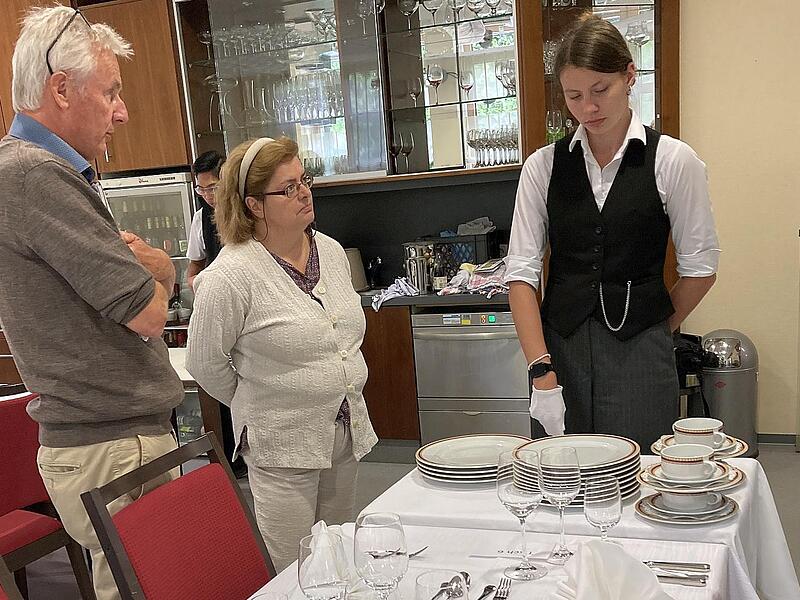 Prüfling Izabela Zawadzka (Kaiserhof Viktoria) mit den Prüfern Jürgen Mönch und Renate Krammel