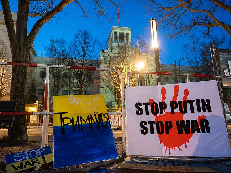 Vor der Russischen Botschaft in Berlin protestieren Menschen mit Plakaten und Kerzen.