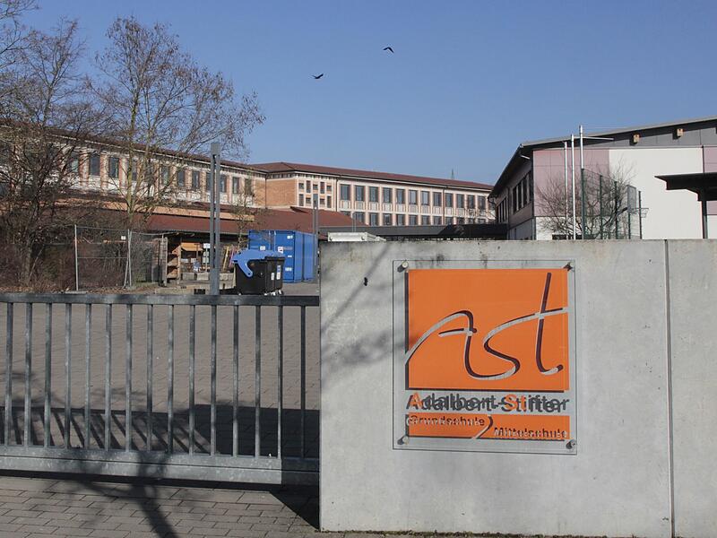 Die Sanierung der Adalbert-Stifter-Schule schreitet voran. F&uuml;r die Fertigstellung der Bauma&szlig;nahme in diesem Sommer plant die Stadt in diesem Haushaltsjahr mit 3,3 Millionen Euro.