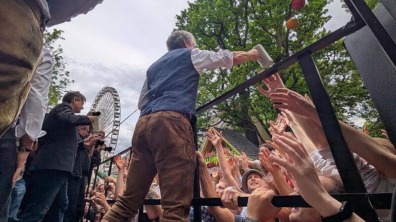 Das Festbier läuft, das erste Fass ist angezapft. Das Festbier läuft, das erste Fass ist angezapft.