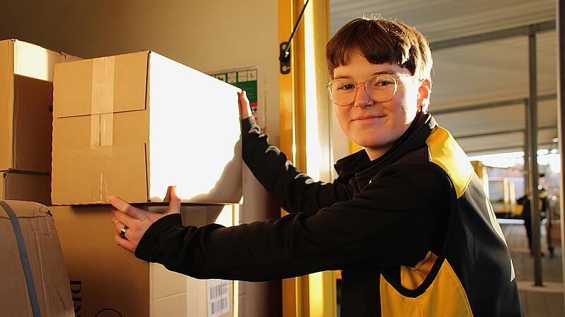 Lea Trisch arbeitet seit knapp einem Jahr in Bamberg als Postbotin. Die 21-J&auml;hrige sorgt zusammen mit ihren Kolleginnen und Kollegen daf&uuml;r, dass die Post von A nach B gelangt.