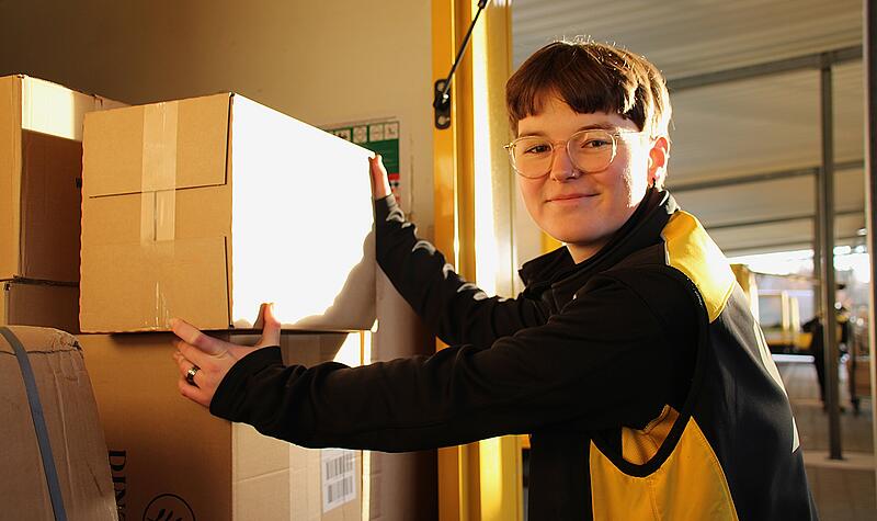 So landet die Post in den Bamberger BriefkästenDas schenken die Bamberger zu Weihnachten Lea Trisch arbeitet seit knapp einem Jahr in Bamberg als Postbotin. Die 21-Jährige sorgt zusammen mit ihren Kolleginnen und Kollegen dafür, dass die Post von A nach B gelangt.