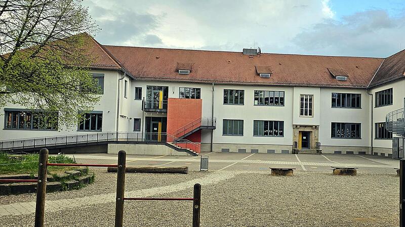 Die Grundschule Ebern, hier R&uuml;ckansicht mit Pausenhof, ist nach Aussage von Rektorin Gudrun Schnitzer gut aufgestellt und wird vom Schulverband in allen Belangen unterst&uuml;tzt.