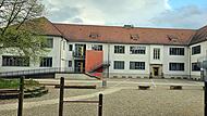Die Grundschule Ebern, hier Rückansicht mit Pausenhof, ist nach Aussage von Rektorin Gudrun Schnitzer gut aufgestellt und wird vom Schulverband in allen Belangen unterstützt.
