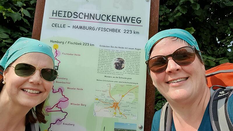 Am Mittwochnachmittag sind die Heidschnucken-Wanderinnen Christine Fischer und Sandra Zeitler am Ziel Celle angekommen – hier vor der Infotafel in Celle.