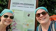 Am Mittwochnachmittag sind die Heidschnucken-Wanderinnen Christine Fischer und Sandra Zeitler am Ziel Celle angekommen – hier vor der Infotafel in Celle.