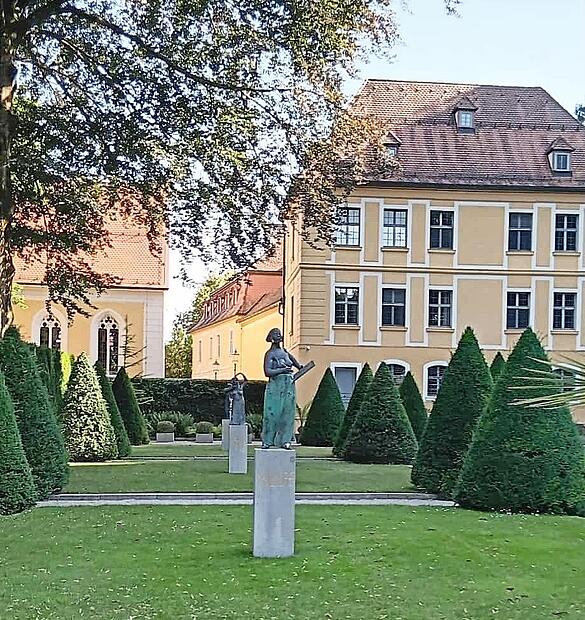 Im Schlosspark in Unterleinleiter gibt es moderne Kunstwerke zu entdecken.