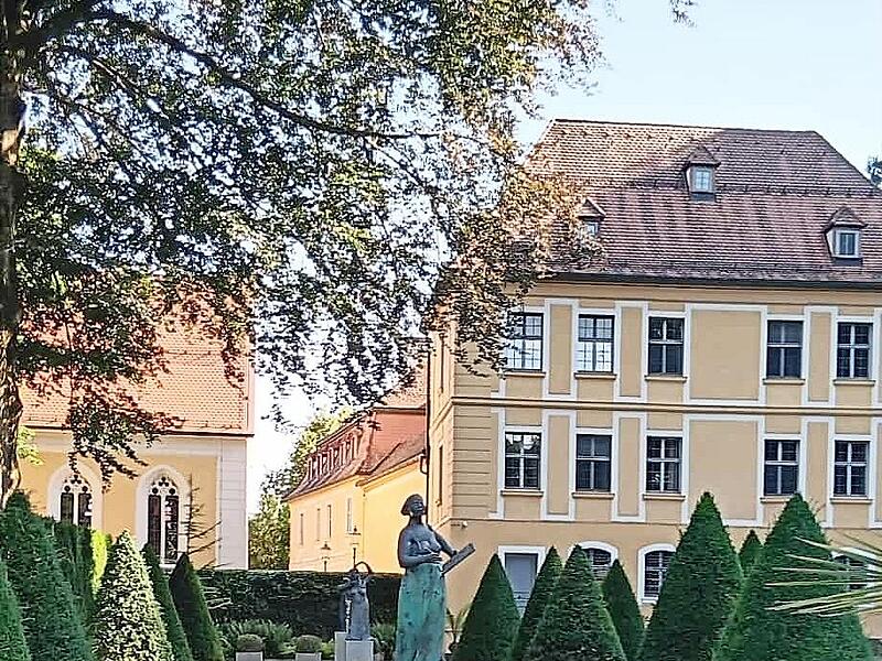 Im Schlosspark in Unterleinleiter gibt es moderne Kunstwerke zu entdecken.