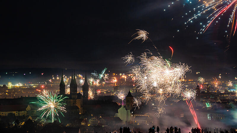 Fulminantes Feuerwerk &uuml;ber Bamberg - Willkommen 2024Silvesterfeuerwerk 2023 in Bamberg