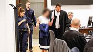 Im Nürnberger Prozess um einen Millionen-Betrug bei einem Pflegedienst in Kitzingen ist eine Mitangeklagte (hier mit ihrem Verteidiger) freigelassen worden. Ihr Mann und Sohn bleiben in Untersuchungshaft.