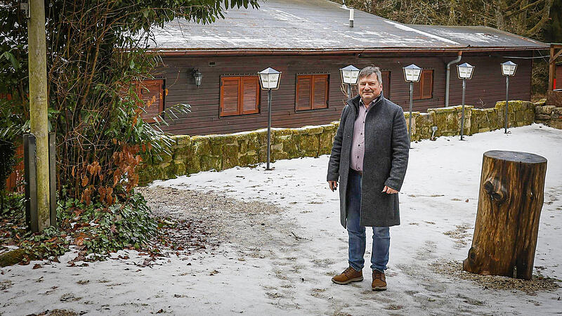 Peter Fr&ouml;ber, Gesch&auml;ftsf&uuml;hrer des Versch&ouml;nerungsvereins Neustadt, vor der seit Februar 2023 geschlossenen Arnoldh&uuml;tte auf dem Muppberg.