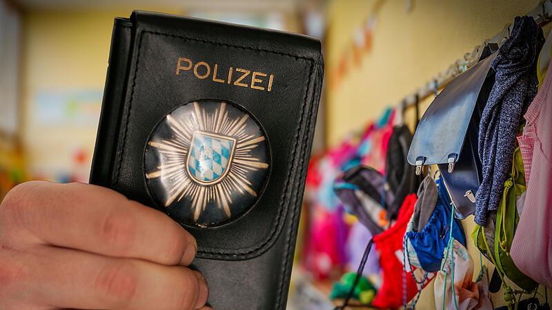 Ein 51-Jähriger soll in einer Kita im Landkreis Forchheim eine Fünfjährige unsittlich berührt haben. Die Ermittlungen dauern an.