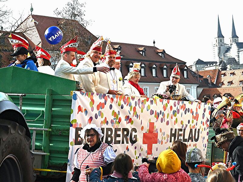 Der Bamberger Faschingsumzug 2025 belebte farbenfroh die vier Elemente, bot spektakul&auml;re Tanzeinlagen und erfreute wieder Zehntausende Zuschauer.