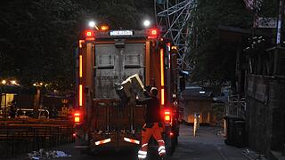 Mario Brütting leert Tonnen und wirft Säcke und Kartons mit Schwung in die Ladeklappe, da sitzt jeder Handgriff.Forchheim & Fränkische Schweiz