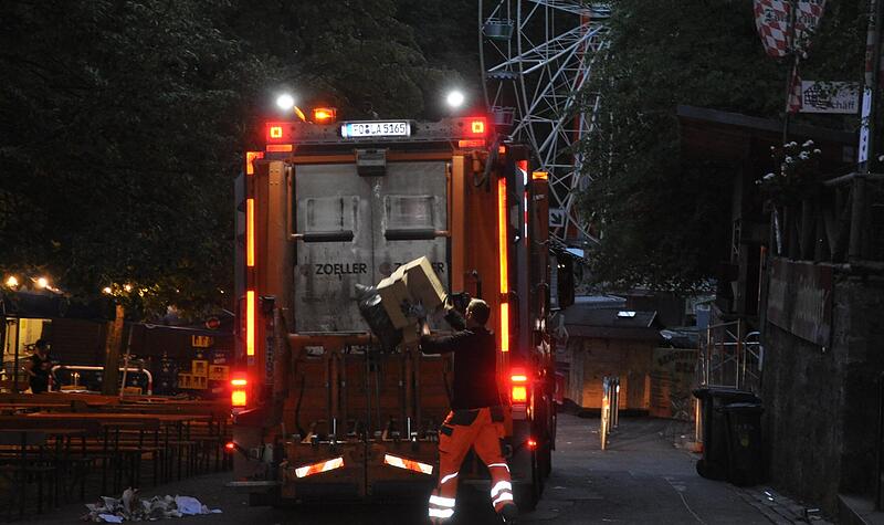 Mario Br&uuml;tting leert Tonnen und wirft S&auml;cke und Kartons mit Schwung in die Ladeklappe, da sitzt jeder Handgriff.Forchheim & Fr&auml;nkische Schweiz