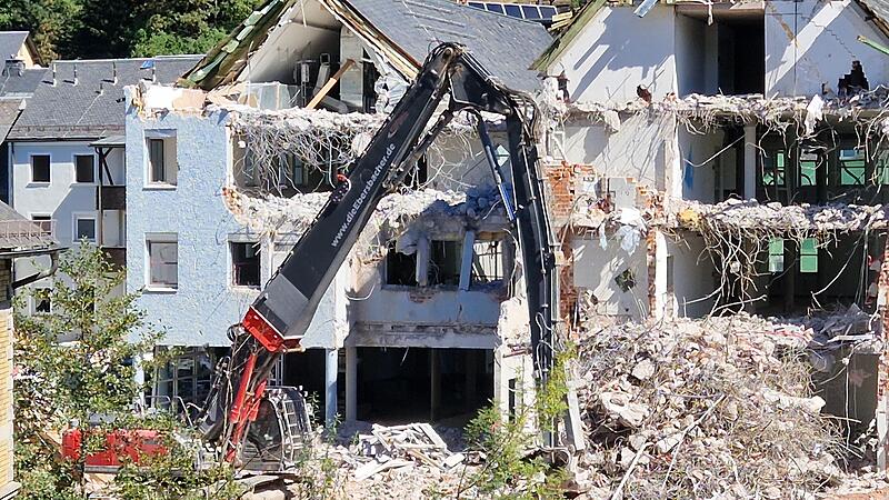 Der Abriss der &bdquo;alten&ldquo; Sparkassenstelle in Ludwigsstadt l&auml;uft.