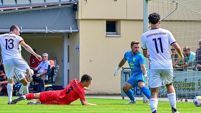 Drin das Ding: Jan V&ouml;lkl (l.) markierte die 1:0-F&uuml;hrung des TSV Schammelsdorf, das Bezirksliga-Topspiel gegen den TV Ebern fand letztlich aber keinen Sieger mit dem  2:2-Remis.