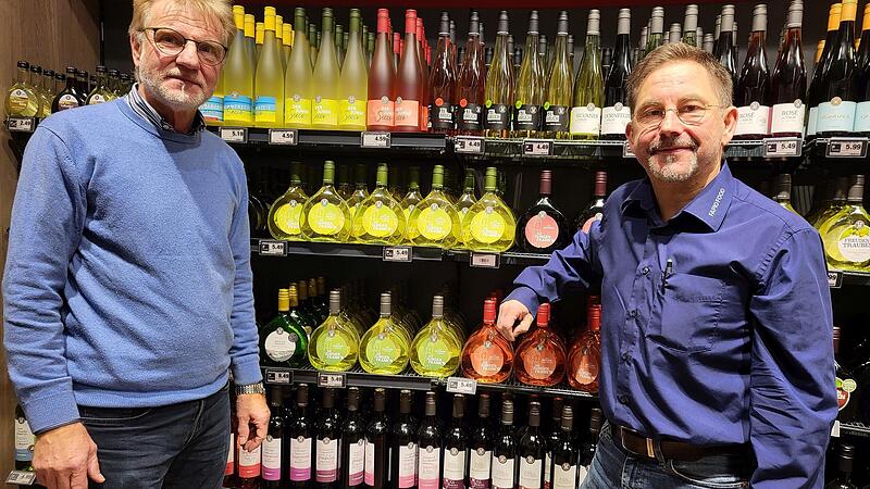 Elmar Bauer (links) wird zum 1. Februar den Münnerstädter Edeka-Markt in der Au an Klaus Hammelann und dessen Fapio Food OHG übergeben.