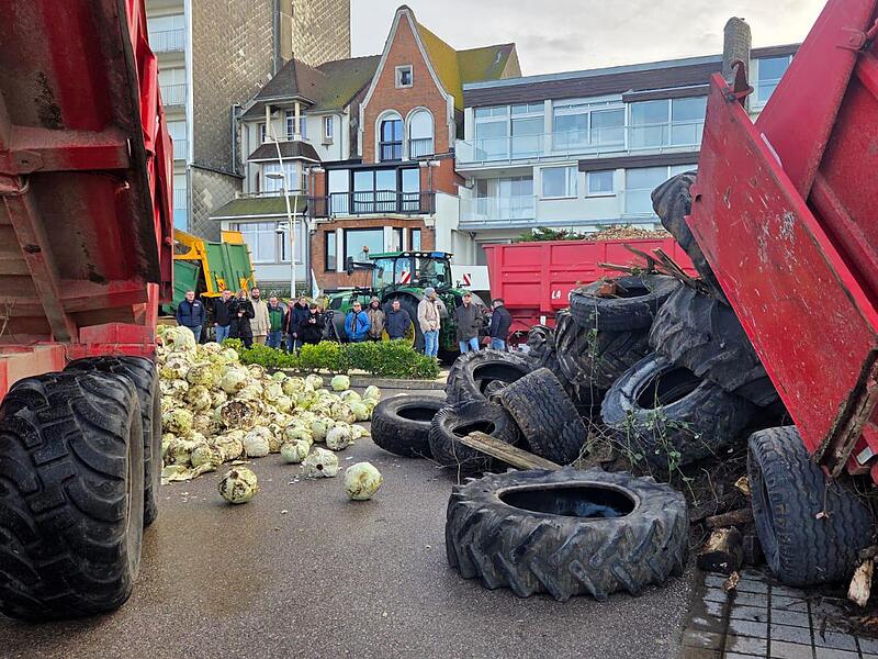 Mitglieder franz&ouml;sischer Bauernverb&auml;nde  demonstrieren mit Traktoren, Reifen, Dung, &Auml;sten und Kohlk&ouml;pfen vor dem Haus des franz&ouml;sischen Pr&auml;sidentenpaares Macron in der nordfranz&ouml;sischen K&uuml;stenstadt Le Touquet.