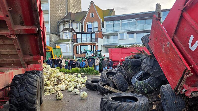 Mitglieder franz&ouml;sischer Bauernverb&auml;nde  demonstrieren mit Traktoren, Reifen, Dung, &Auml;sten und Kohlk&ouml;pfen vor dem Haus des franz&ouml;sischen Pr&auml;sidentenpaares Macron in der nordfranz&ouml;sischen K&uuml;stenstadt Le Touquet.