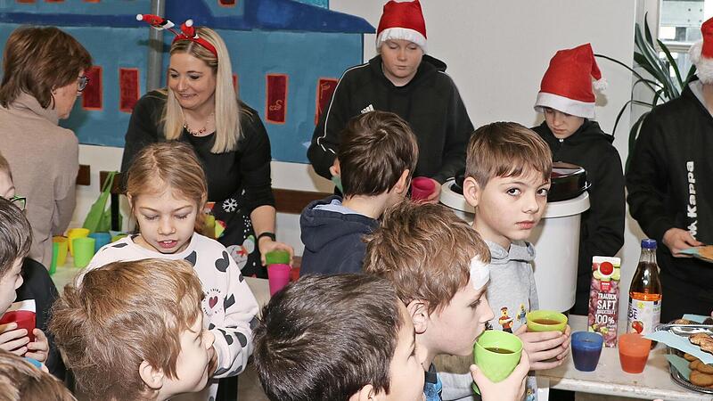 Die Schülersprecher Dennis Ivannikov, Denis Rube, Jack-Tiberius Bloß (von rechts mit weihnachtlicher Kopfbedeckung) geben zusammen mit Schulvertrauenslehrerin Ann-Kathrin Luckner die Leckereien an ihre Mitschüler aus.