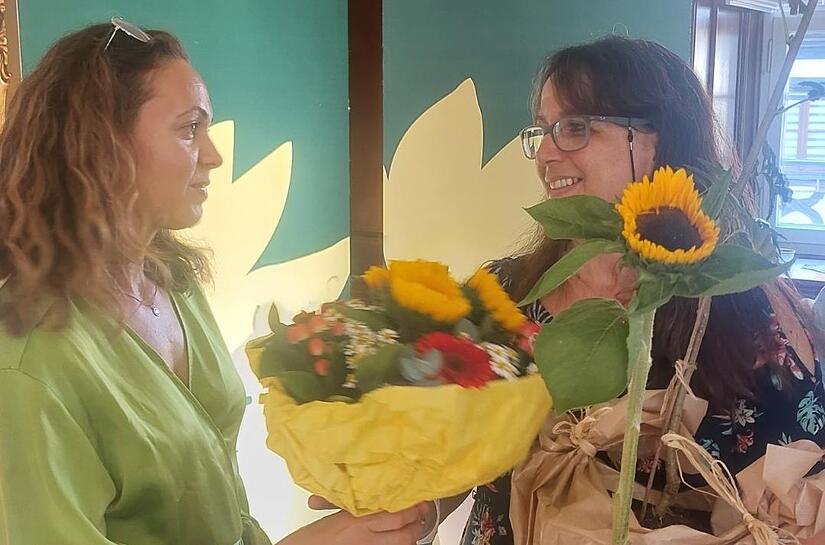 Von Grünen-Sprecherin Adriana Steege (links) gab es Blumen für Patrizia Siontas. Von Grünen-Sprecherin Adriana Steege (links) gab es Blumen für Patrizia Siontas.
