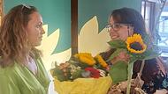 Von Grünen-Sprecherin Adriana Steege (links) gab es Blumen für Patrizia Siontas.