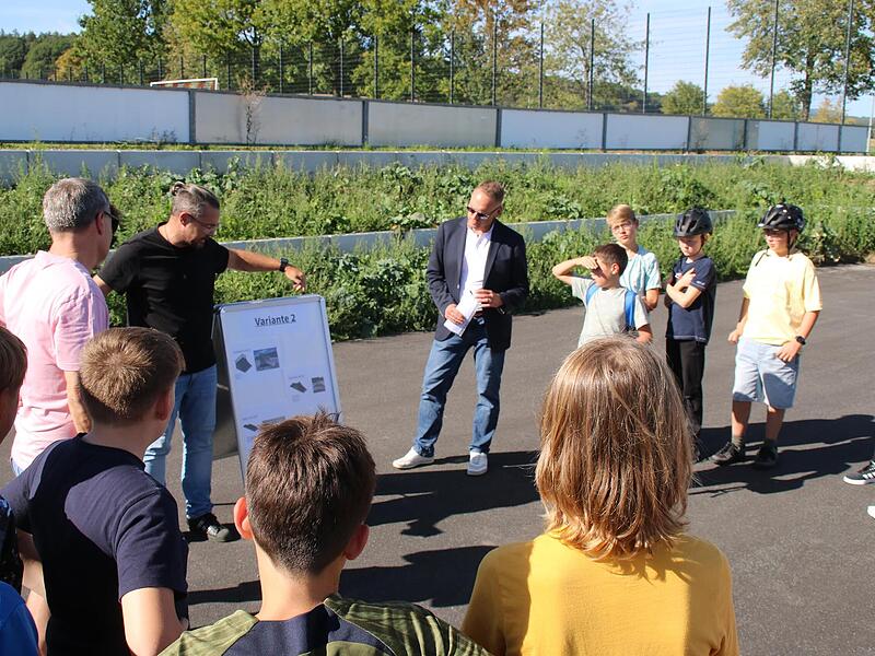 Über die Ausstattung des neuen Skaterplatzes diskutierten die Verantwortlichen und die Jugendlichen vor Ort.