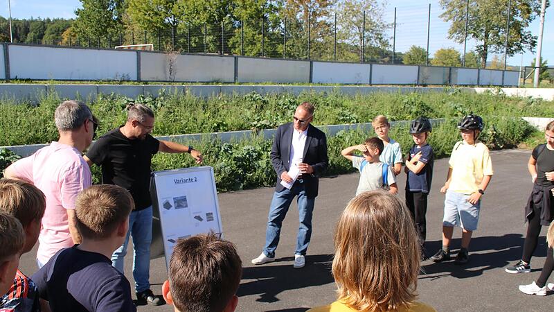 Über die Ausstattung des neuen Skaterplatzes diskutierten die Verantwortlichen und die Jugendlichen vor Ort.