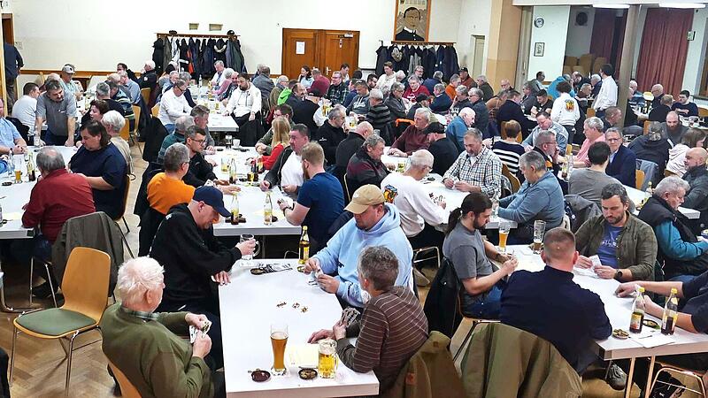 Die zahlreichen Karter beim Preisschafkopf in Weismain in Aktion.