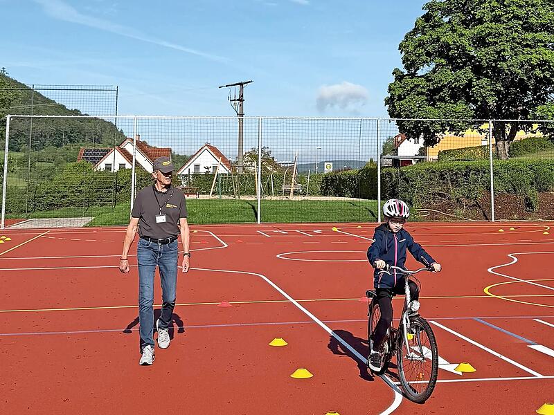 Die Kinder trainieren ihre F&auml;higkeiten auf dem Fahrrad.