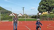 Die Kinder trainieren ihre Fähigkeiten auf dem Fahrrad. Die Kinder trainieren ihre Fähigkeiten auf dem Fahrrad.