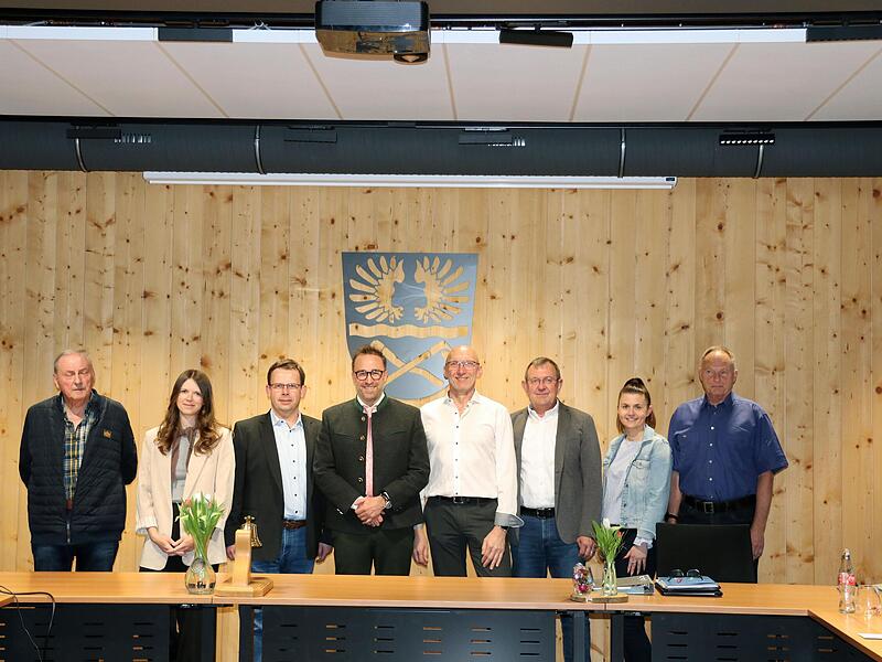 Foto, v.l.: Wigand Diesel, Lena Fischer, 2. B&uuml;rgermeister Michael Hofmann, B&uuml;rgermeister Markus M&ouml;nch, 3. B&uuml;rgermeister Thomas Carl, Frank Kristek, Nina Kutscher, Manfred K&uuml;nzel