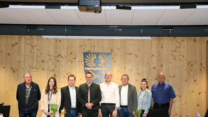 Foto, v.l.: Wigand Diesel, Lena Fischer, 2. B&uuml;rgermeister Michael Hofmann, B&uuml;rgermeister Markus M&ouml;nch, 3. B&uuml;rgermeister Thomas Carl, Frank Kristek, Nina Kutscher, Manfred K&uuml;nzel