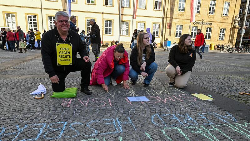 Auch Dritter Bürgermeister Wolfgang Metzner beteiligte sich bei der Gedenkaktion vor dem Bamberger Rathaus. Auch Dritter Bürgermeister Wolfgang Metzner beteiligte sich bei der Gedenkaktion vor dem Bamberger Rathaus.