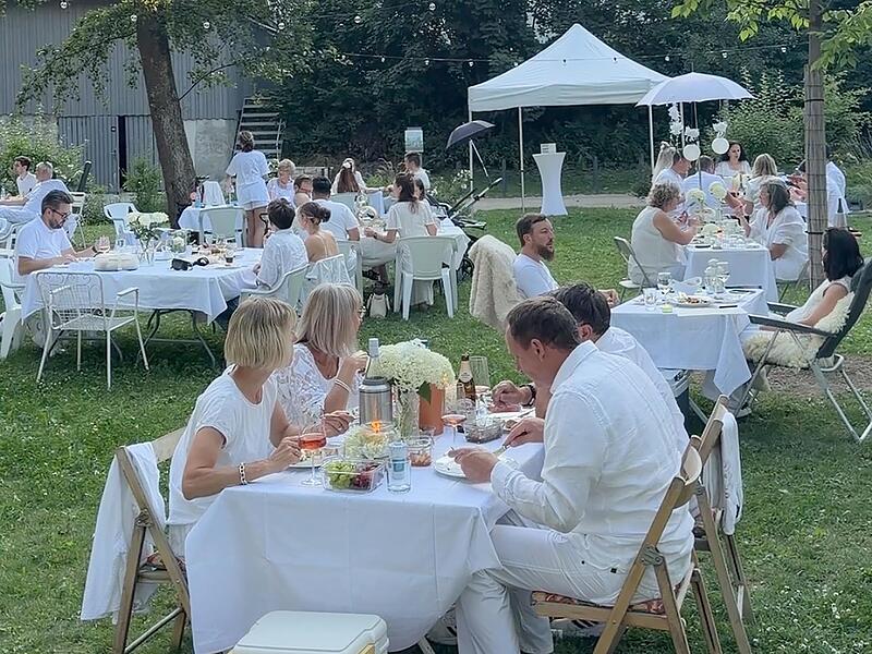 Zum ersten Mal fand das Dinner en blanc im neuen Stadtsteinacher Generationenpark statt.Klaus Rössner Zum ersten Mal fand das Dinner en blanc im neuen Stadtsteinacher Generationenpark statt.Klaus Rössner