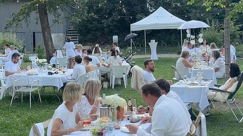 Zum ersten Mal fand das Dinner en blanc im neuen Stadtsteinacher Generationenpark statt.Klaus Rössner Zum ersten Mal fand das Dinner en blanc im neuen Stadtsteinacher Generationenpark statt.Klaus Rössner
