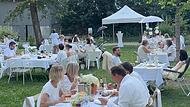 Zum ersten Mal fand das Dinner en blanc im neuen Stadtsteinacher Generationenpark statt.Klaus Rössner Zum ersten Mal fand das Dinner en blanc im neuen Stadtsteinacher Generationenpark statt.Klaus Rössner