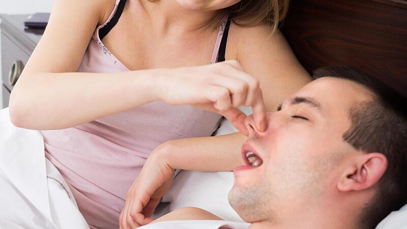 F&uuml;r eine Beziehung kann Schnarchen sehr belastend sein. Die Nase zuhalten ist da keine optimale L&ouml;sung.