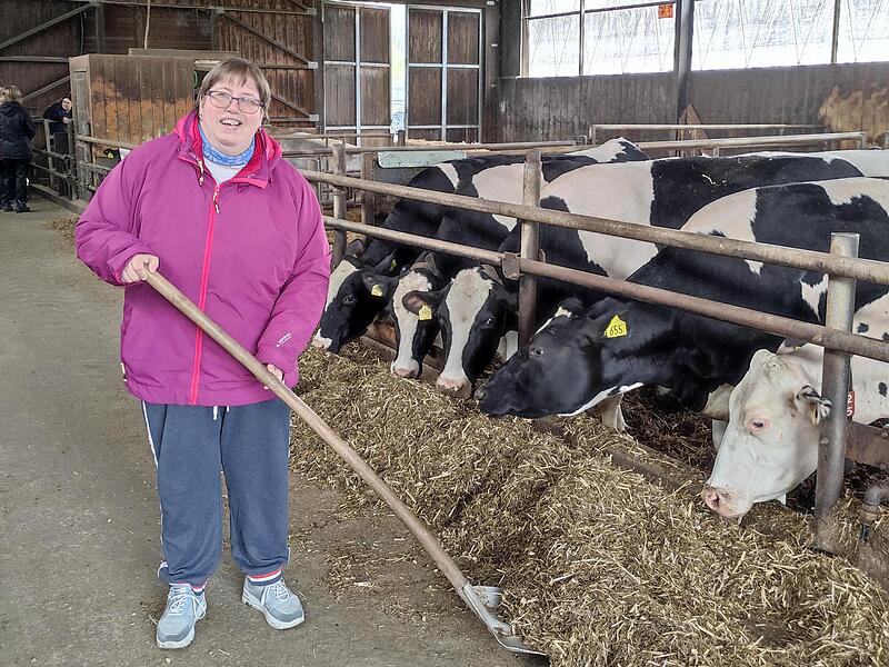 Verena Schmidt f&uuml;ttert die K&uuml;he.