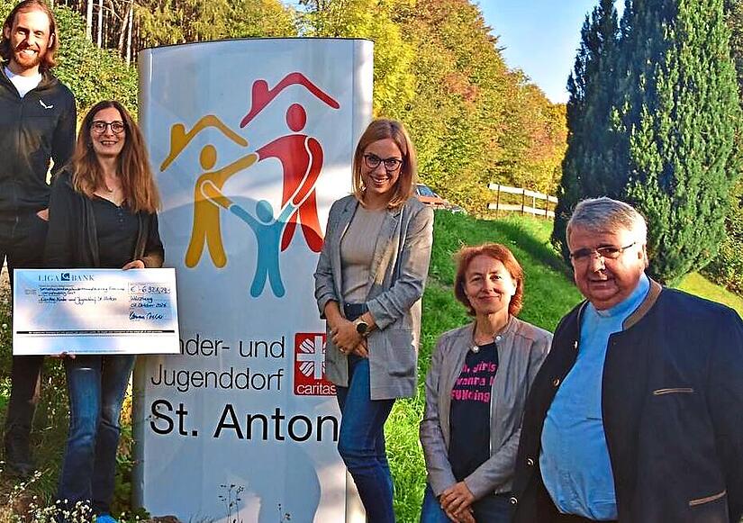 Den symbolischen Spendenscheck an das Kinder- und Jugenddorf Sankt Anton überreichte der Vorsitzende des Caritasverbandes für die Diözese Würzburg, Domkapitular Monsignore Clemens Bieber (rechts). Sabine Ludwig Den symbolischen Spendenscheck an das Kinder- und Jugenddorf Sankt Anton überreichte der Vorsitzende des Caritasverbandes für die Diözese Würzburg, Domkapitular Monsignore Clemens Bieber (rechts). Sabine Ludwig